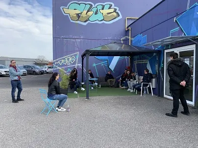 L'équipe BluePark devant l'accueil du parking